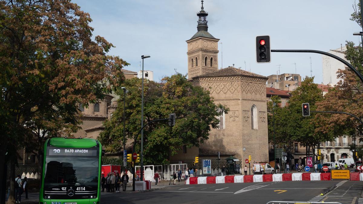 Un autobús urbano en los alrededores de la plaza San Miguel