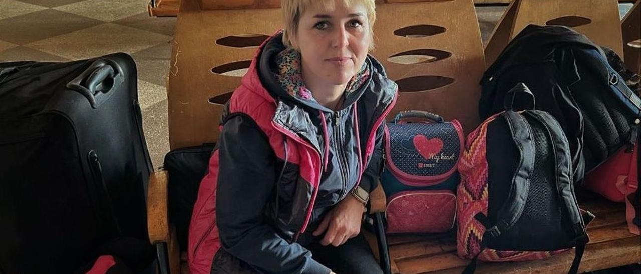 Tatiana Loboiko aguarda un tren en la estación de Lviv para partir rumbo a República Checa.