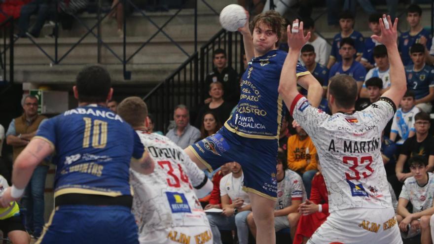 Brais arma el brazo para lanzar en el duelo de Copa del Rey ante el Ademar León.