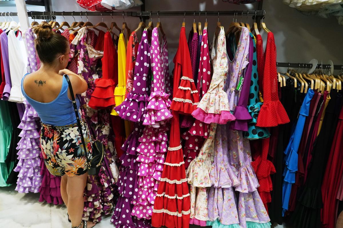 Clienta buscando vestido en El Rocío