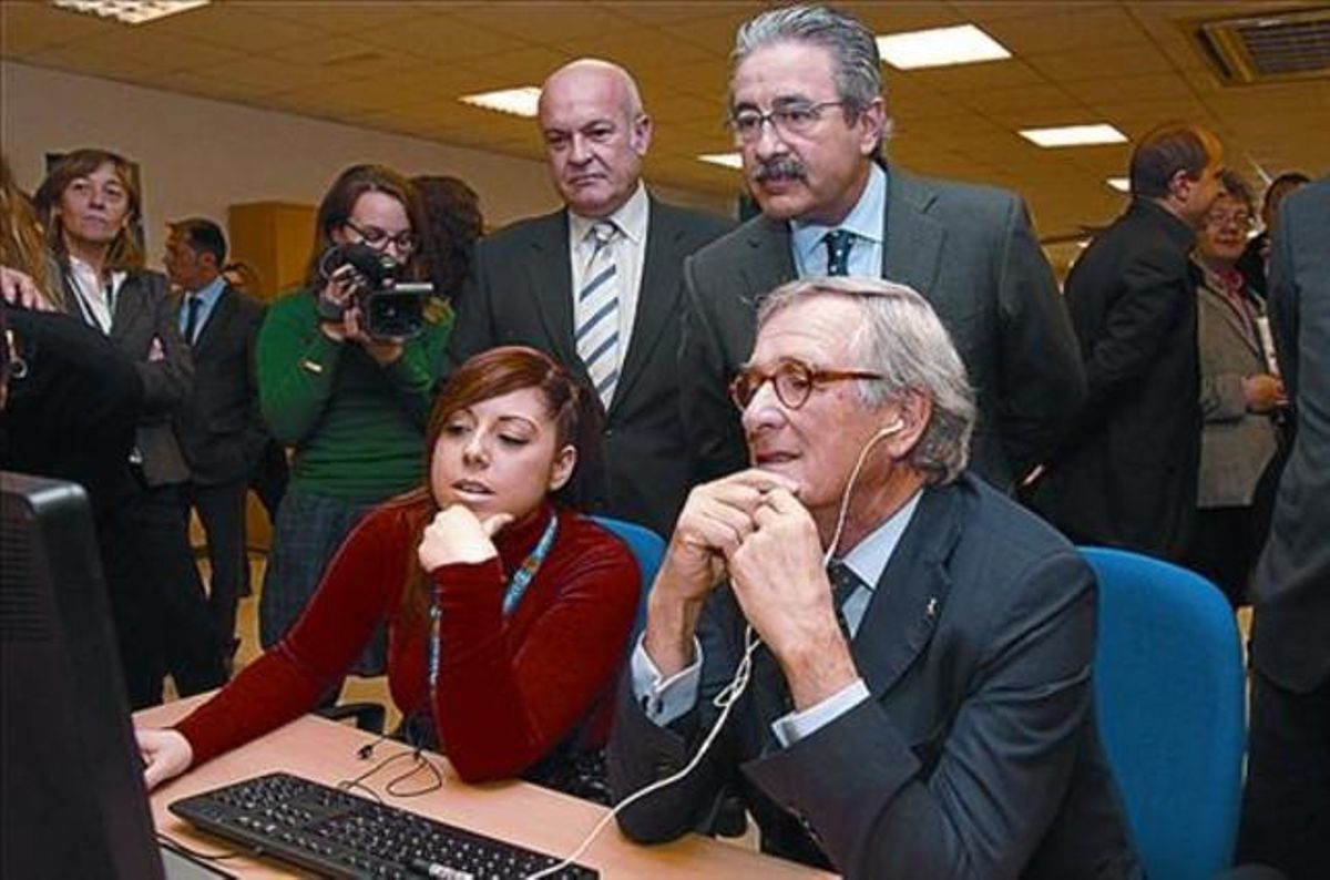 Connexió 8 L’alcalde Xavier Trias i Faura, a la seu d’Unitono. Connexió 8 L’alcalde Xavier Trias i Faura, a la seu d’Unitono.