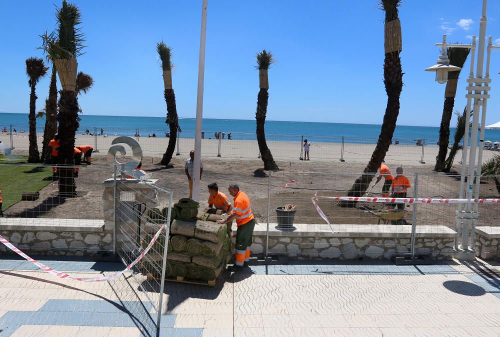 Comienzan las labores de limpieza de las playas de Málaga capital antes del inicio de la temporada de verano