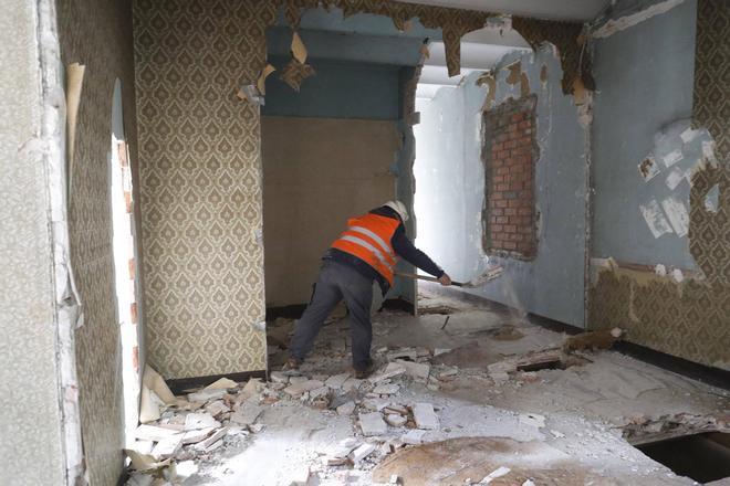 Les fotos de l'enderroc de l'edifici desocupat al carrer Tomàs Mieres de Girona