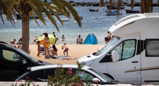 Caravanistas instalados en la zona de aparcamiento de la playa de Las Teresitas