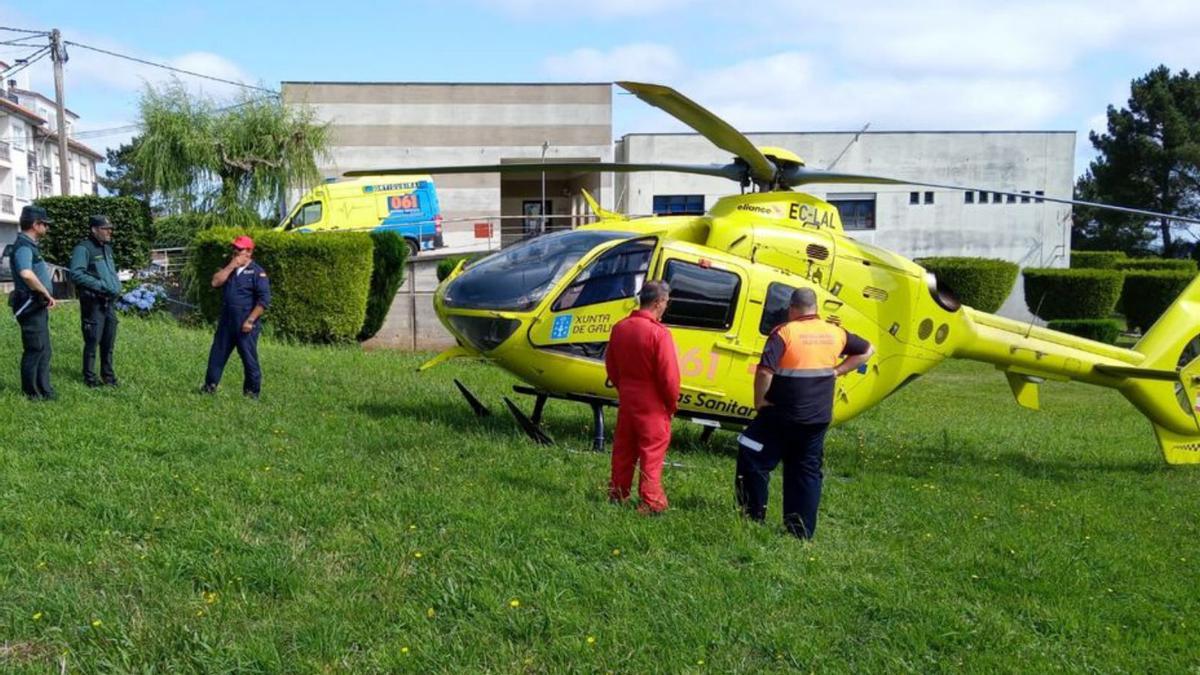 Helicóptero del 061, ayer, en Cruces.  | // PROTECCIÓN CIVIL DE VILA DE CRUCES