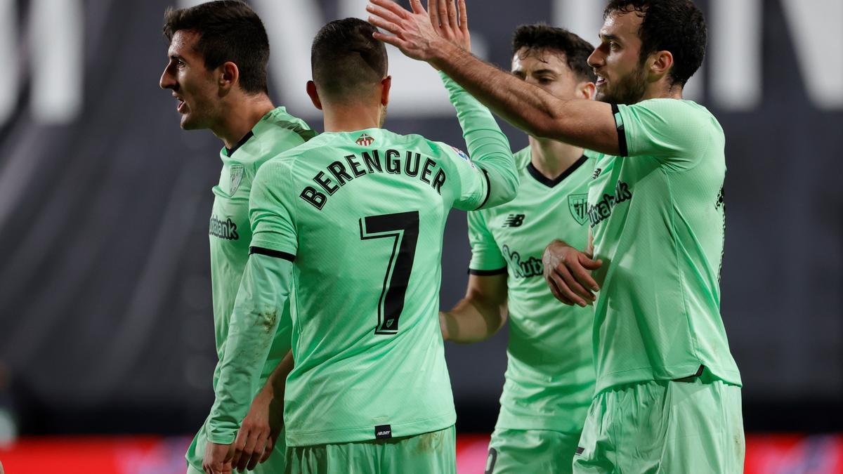 Los jugadores del Athletic celebran el gol de Nico Serrano.