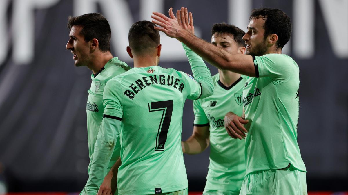 Los jugadores del Athletic celebran el gol de Nico Serrano.