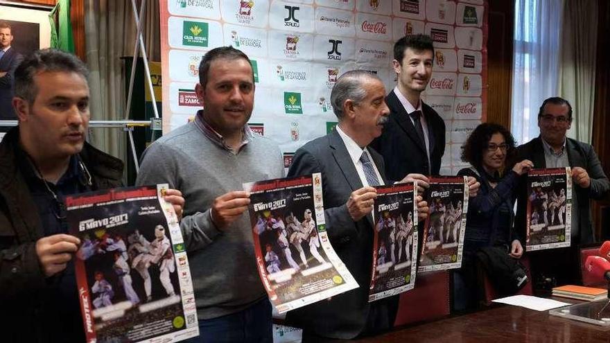 Jon García, flanqueado por representantes de instituciones y patrocinadores, presentó el evento.