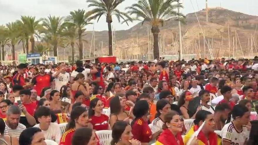 Un grupo de aficionados de España espera el partido en Cartagena