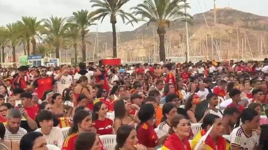 Un grupo de aficionados de España espera el partido en Cartagena