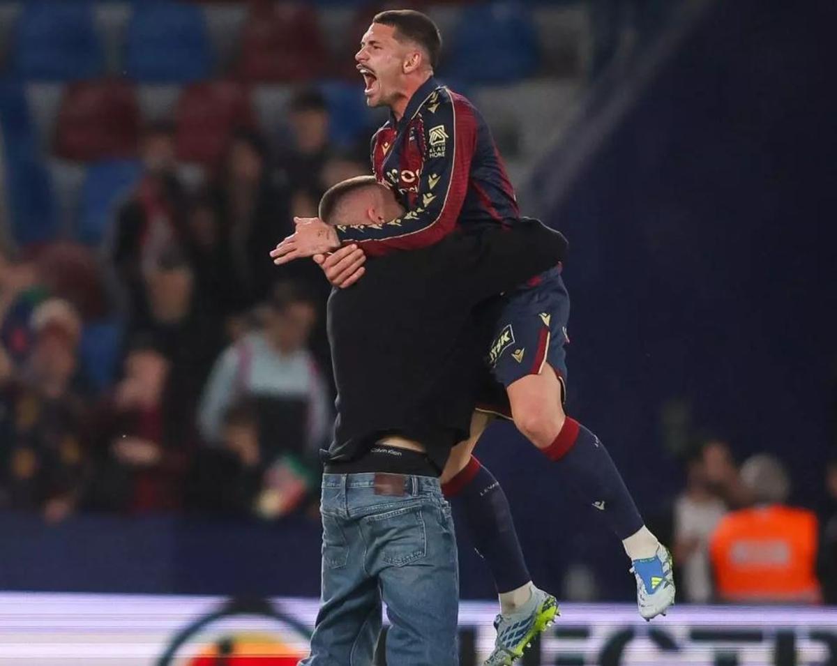 Dela celebra el triunfo ante el Sevilla