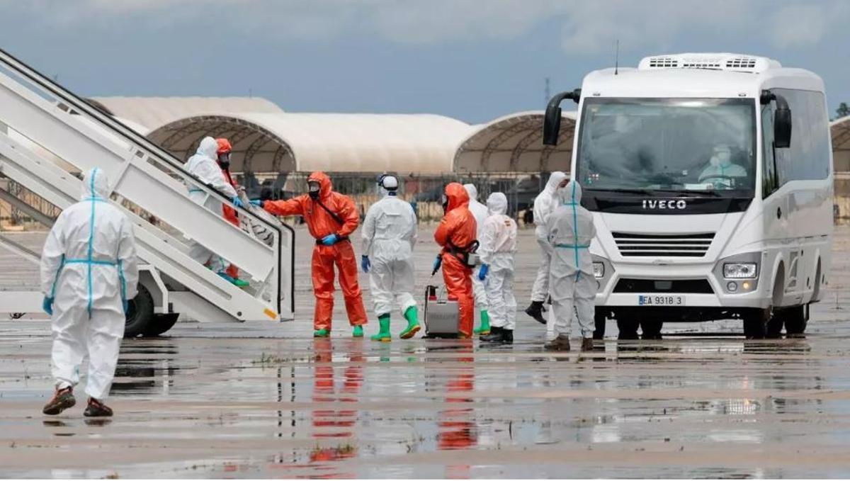 La llegada de los 14 pasajeros españoles del MV Hondius a la base aérea madrileña de Torrejón, en imágenes