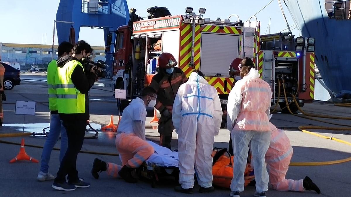 Bomberos, Guardia Civil y sanitarios han participado en el simulacro.