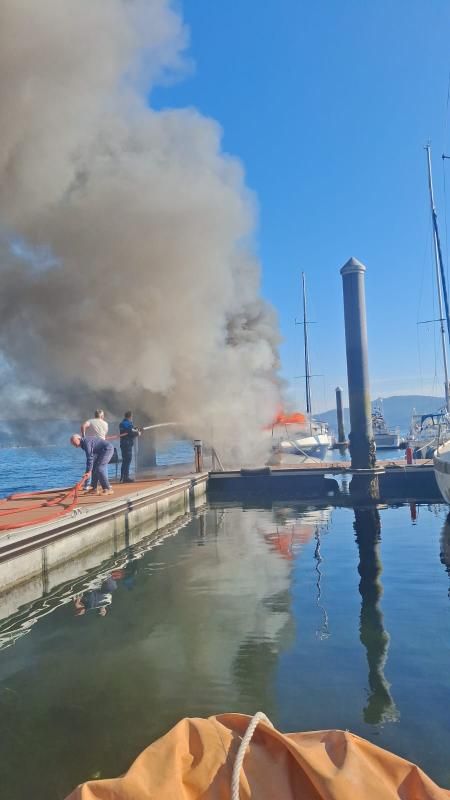 Una columna de humo se levanta en la ría de Vigo: arde una embarcación en San Adrián de Cobres