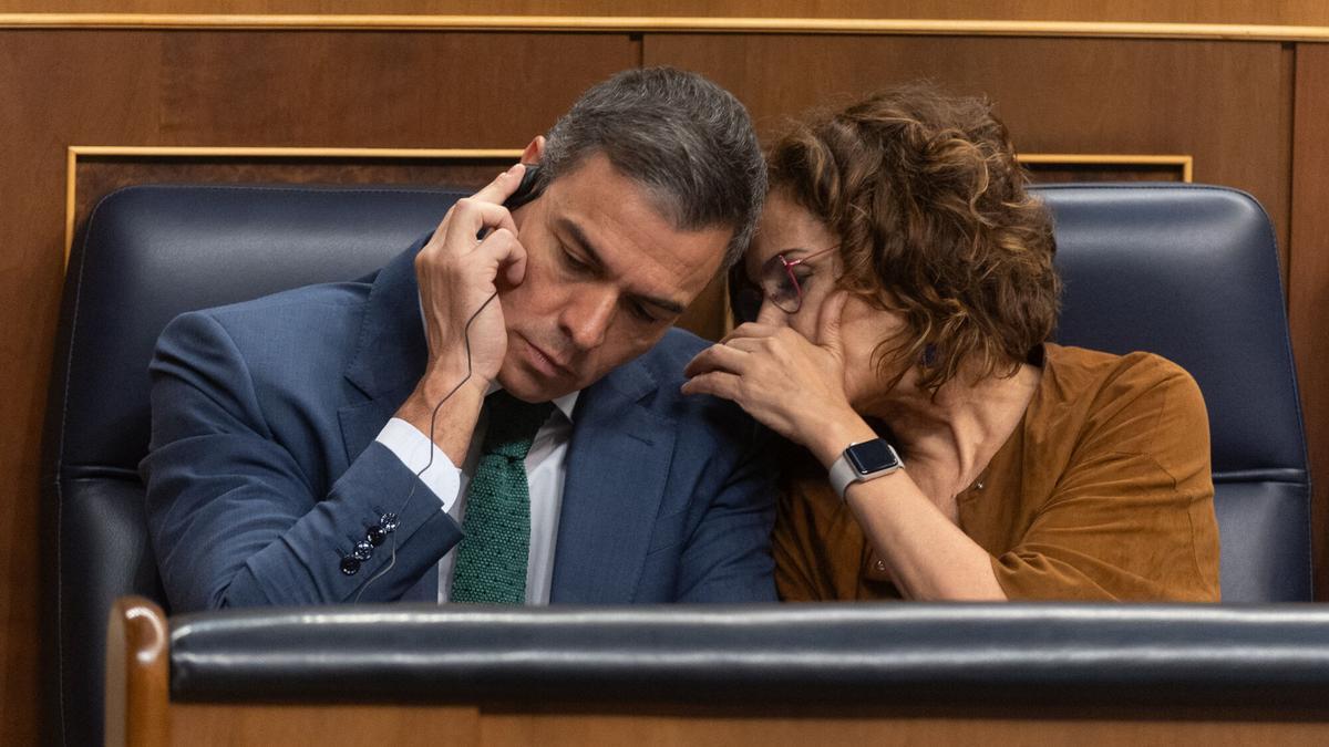 El presidente del Gobierno, Pedro Sánchez y la vicepresidenta primera y ministra de Hacienda, María Jesús Montero.