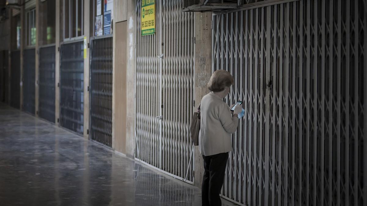 Comercios cerrados en València, el pasado mayo, en fase 0 de la desescalada.
