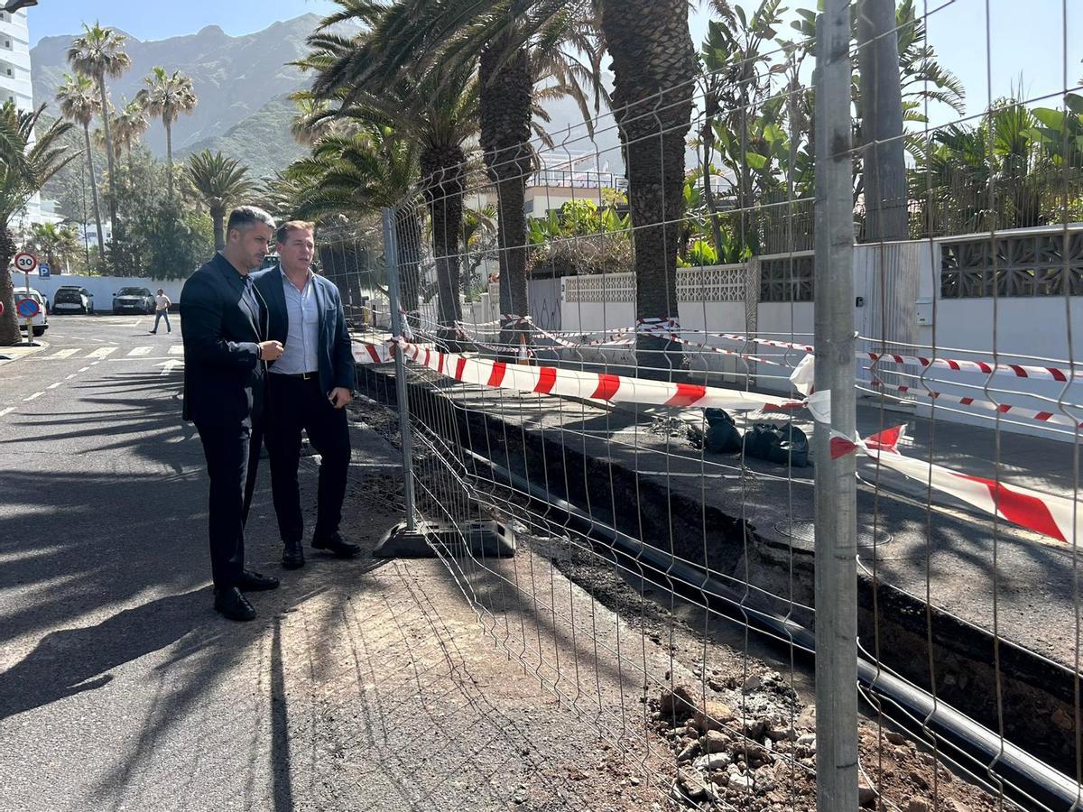 El alcalde de La Laguna, Luis Yeray Gutiérrez, y el gerente de Teidagua, Braulio Domínguez, visitan la obra.