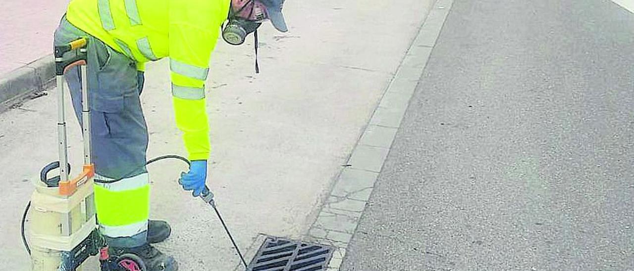 Un operario realizando labores de fumigación en el alcantarillado de Orpesa