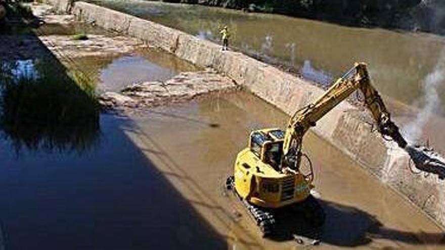 Excavadores treballant en les obres del nou connector fluvial