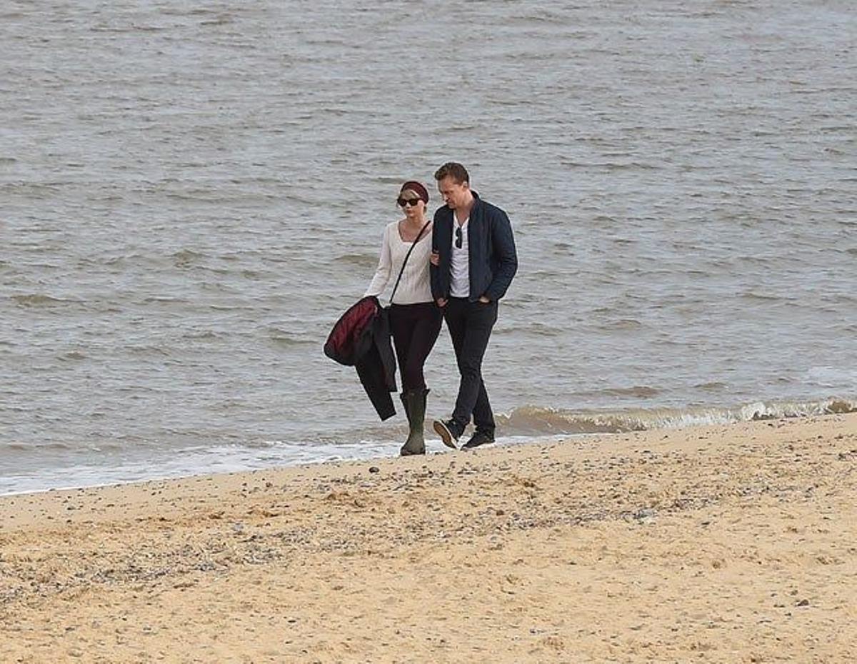 Taylor Swift y Tom Hiddleston, paseo romántico por la playa
