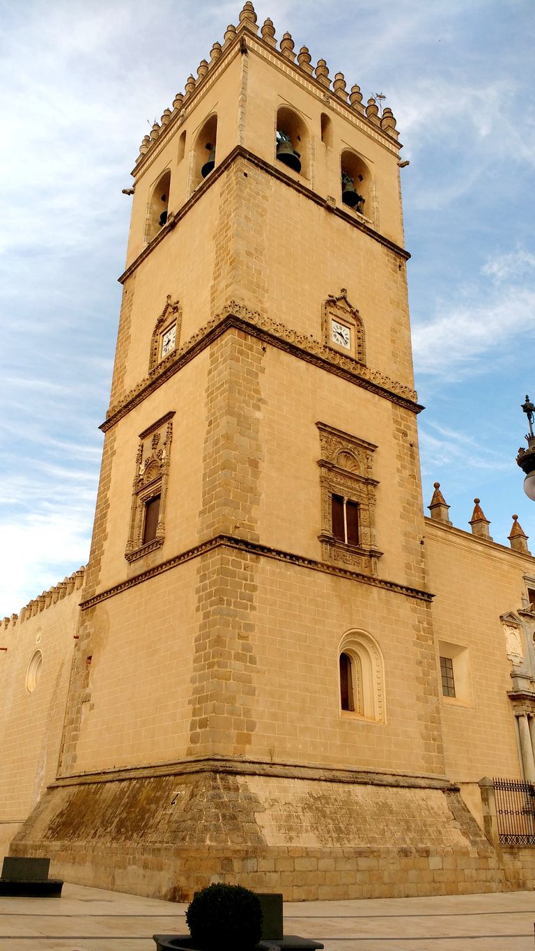 Tan solo algunos detalles (como las campanas) nos indican que se trata de una igleisa.