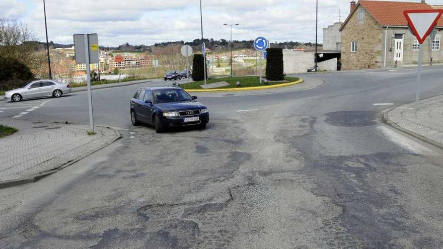 Estado del firme a la altura de la rotonda de subida hacia la carretera de Rodeiro. // Bernabé/Javier Lalín