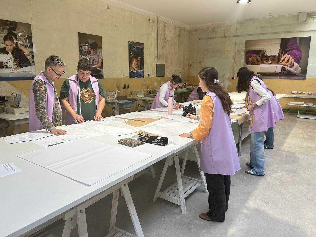 Alumnes treballant al taller tèxtil de Qstura, a la Fàbrica Gassol-Monar de Salt.