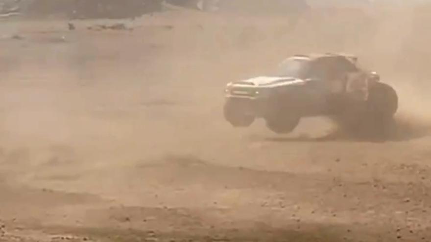 Calleja ya sabe cómo es realmente el Dakar: ¡Espectacular accidente con varias vueltas de campana!