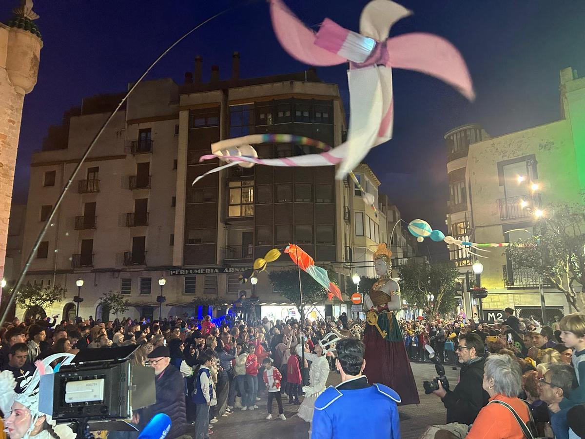 El colorido pasacalle ha congregado a numerosos vecinos de Vinaròs.