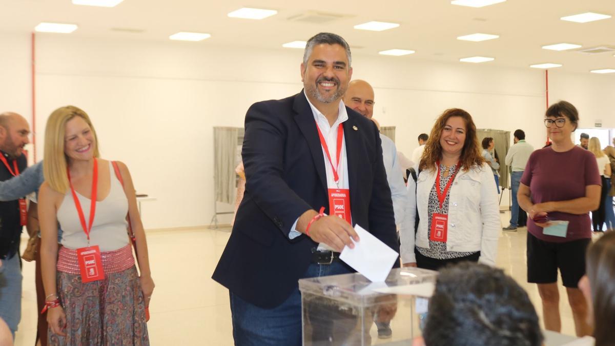 Josele González ejerciendo su derecho al voto.