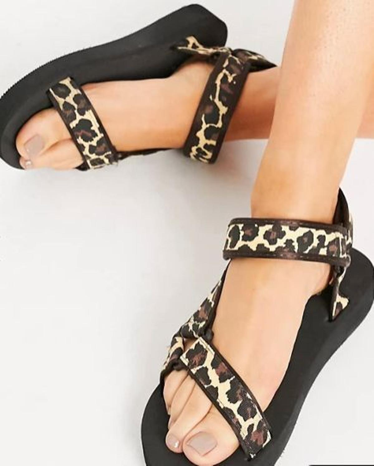 Sandalias deportivas con estampado de leopardo Fix Up de ASOS DESIGN Wide Fit