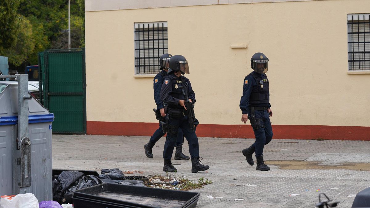 Efectivos de la Policía Nacional desplegados en el Polígono Sur en una imagen de archivo.