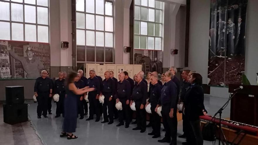 El Coro Minero, profeta en su tierra: la agrupación recibe el premio "Turonés del año" por las fiesta del Cristo