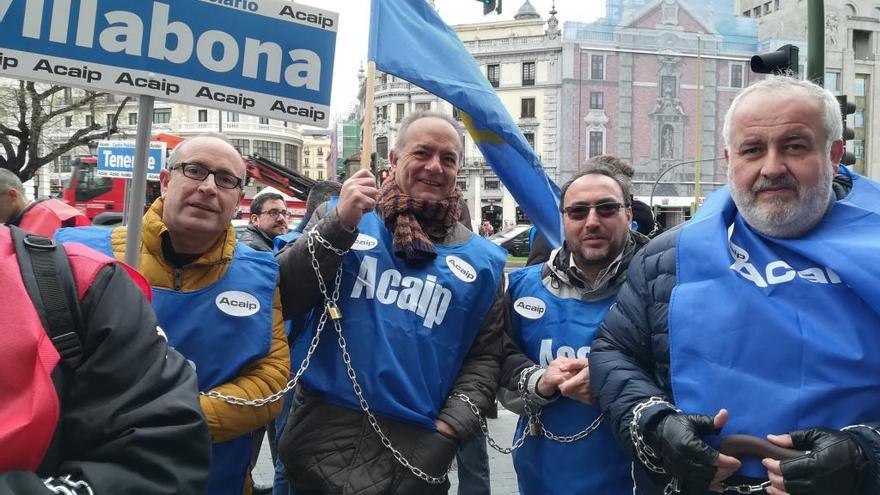 Delegados del sindicato Acaip en la cárcel asturiana, encadenados esta mañana en Madrid.