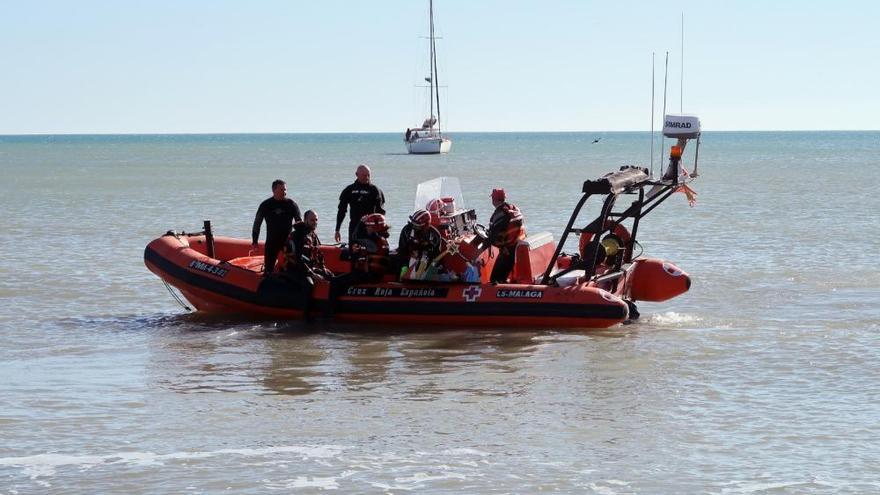 La asociación AUAS sumerge un Belén solidario en la bahía de Málaga