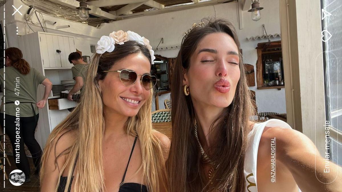 Marta Lópeza Álamo, en Ibiza, junto a una amiga.