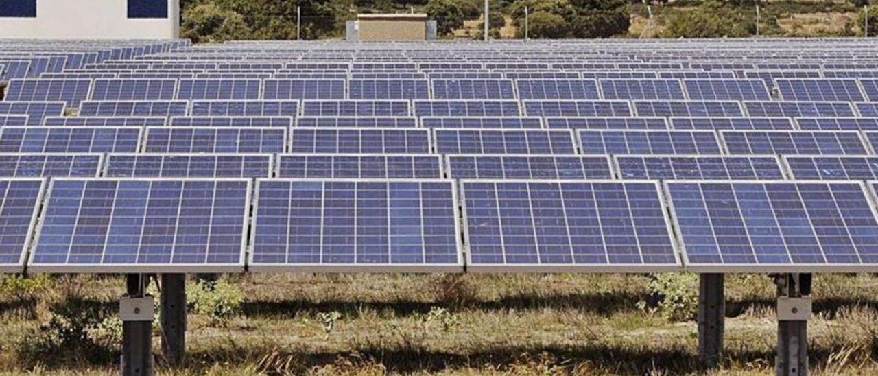Planta de energía solar en funcionamiento en la comarca de Sayago. | L. O. Z.
