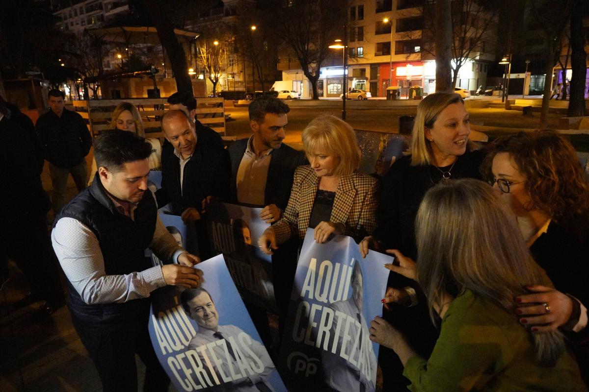 Pegada carteles del Partido Popular.