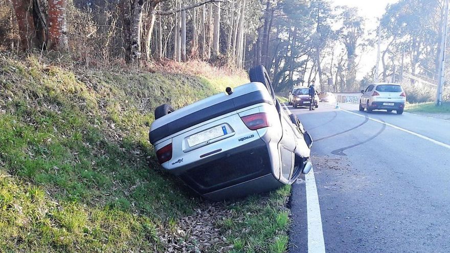 Coche volcado en la carretera de O Castro en Sada. | L.O.