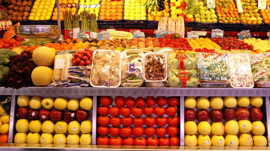 Imatge d’arxiu de fruites i verdures en un mercat municipal.