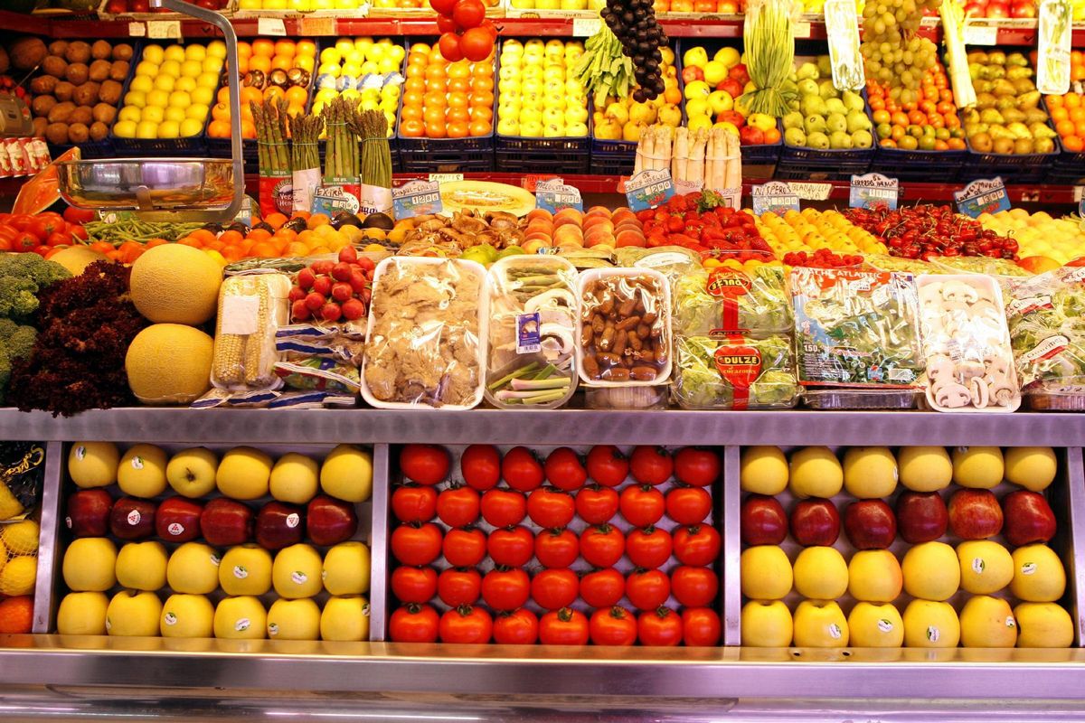 Imagen de archivo de frutas y verduras en un mercado municipal. Imagen de archivo de frutas y verduras en un mercado municipal.