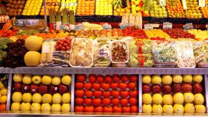 Imagen de archivo de frutas y verduras en un mercado municipal.