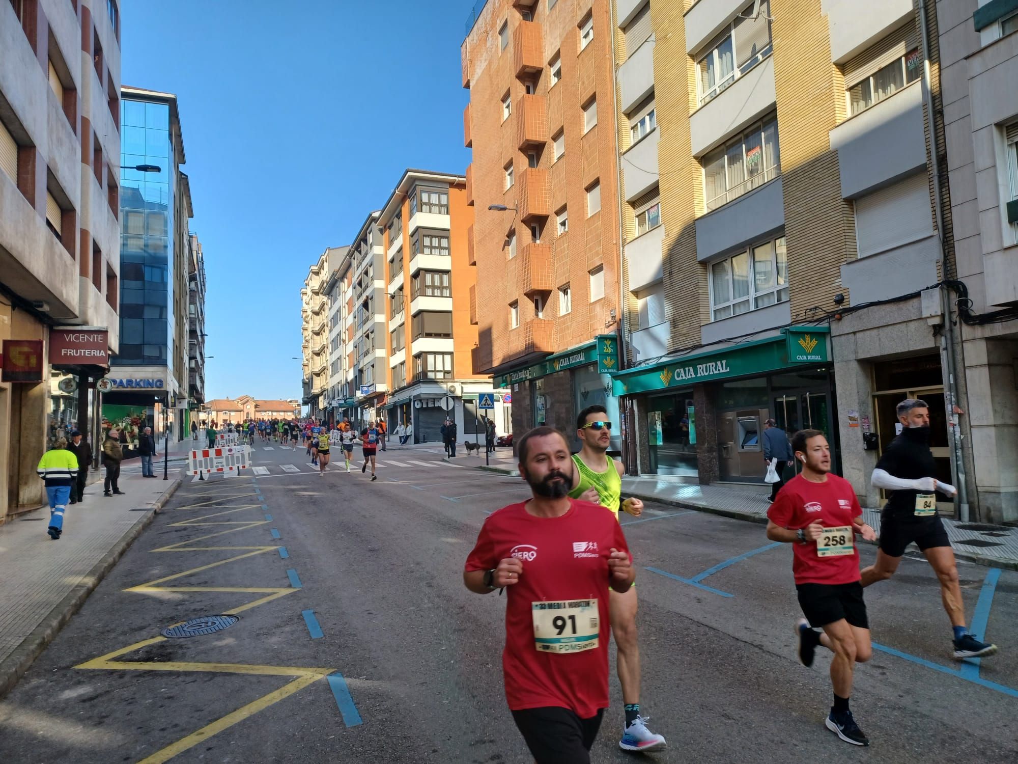 Todas las imágenes de la  XXXIII Media Maratón de Siero: así fue la gran prueba con salida en la Pola