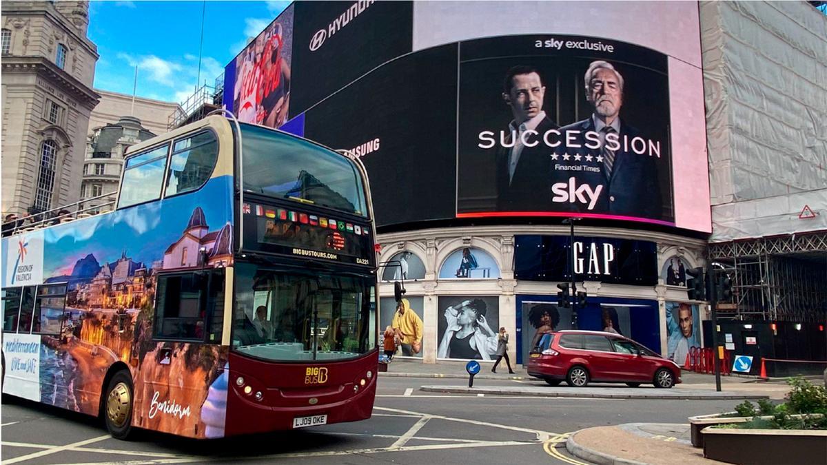 Un autobús con la imagen de Benidorm recorre Londres.