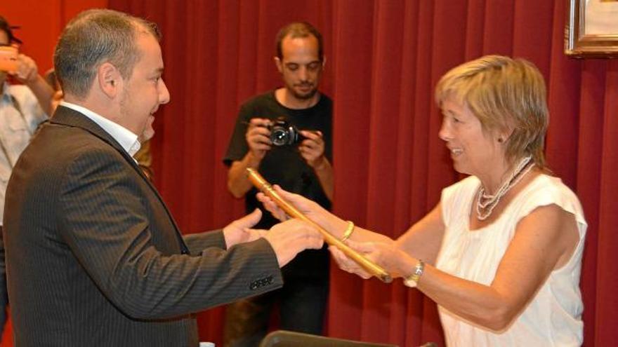 Daniel Vendrell en el moment de rebre la vara d&#039;alcalde de la presidenta de la mesa d&#039;edat, Marta Casas