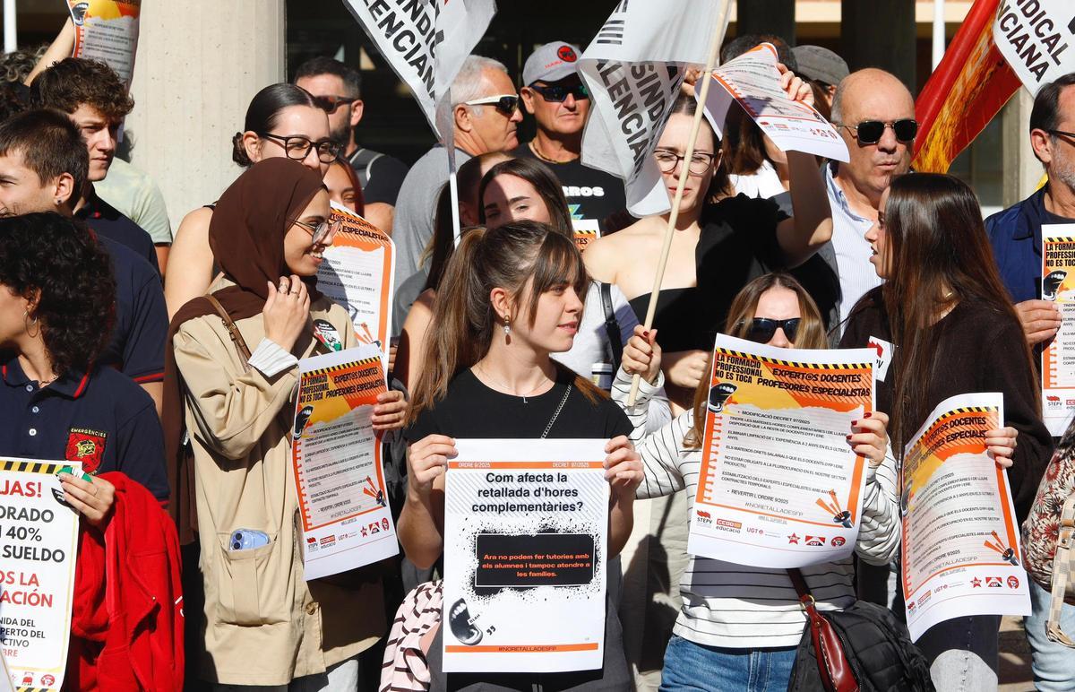 Alumnado y docentes de FP en la protesta previa a la huelga de profesorado especialista.