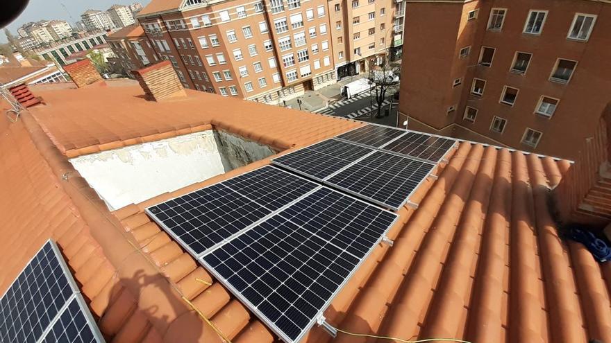 Placas solares en un edificio.