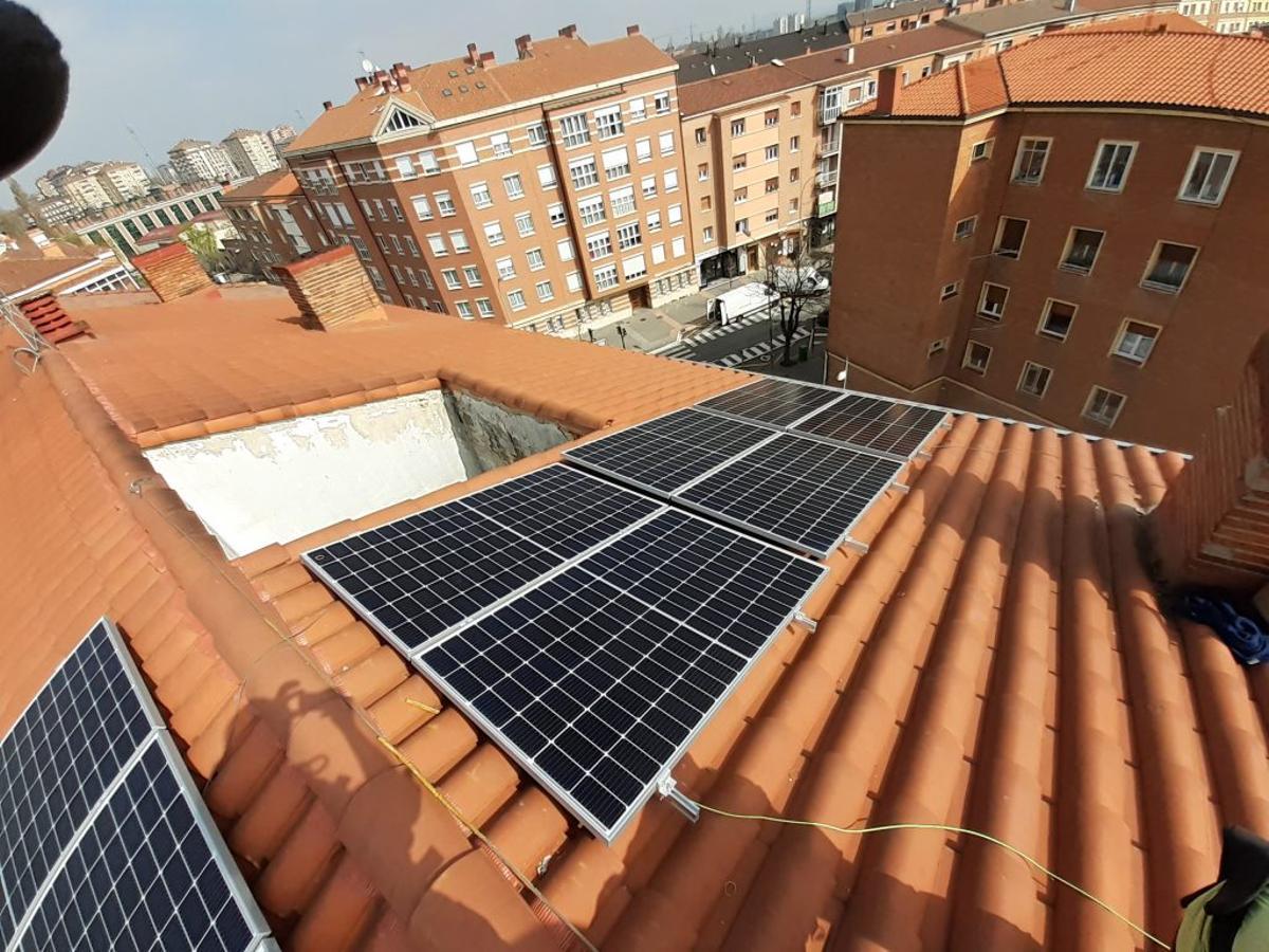 Placas solares en un edificio de Vitoria