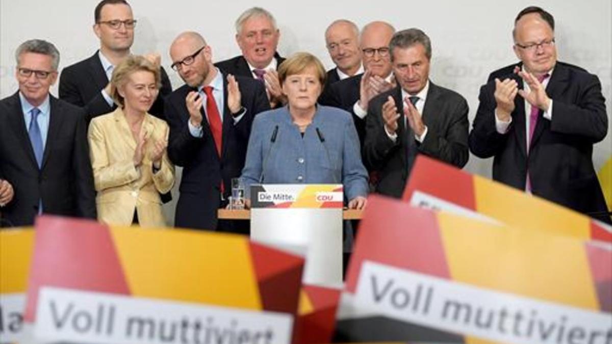 Angela Merkel, en el centro, en Berlín tras conocer el resultado de las elecciones.