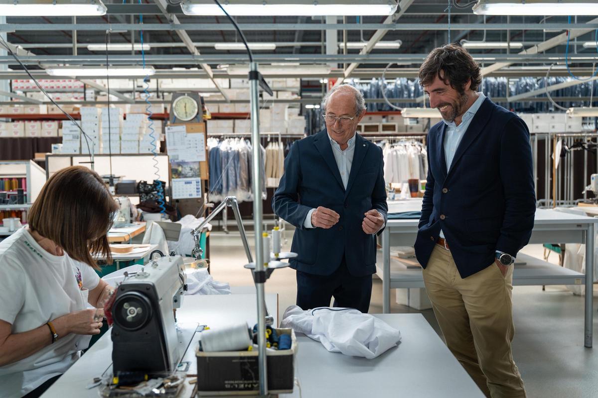Javier Cañás, fundador de Etiem, y Miguel Ángel Gimeno, consejero delegado de South, en las instalaciones de Etiem en Arteixo.